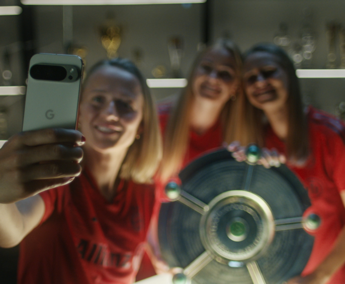 Ein Pixel Smartphone und eine Pixel Schutzhülle mit Stickern auf einem Tisch.