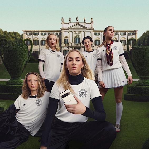 Hände, die ein Pixel Smartphone halten und ein Foto zeigen, das mit dem Smartphone-Display aufgenommen wurde.