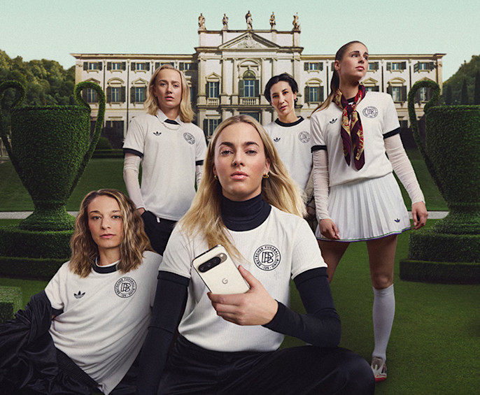 Hände, die ein Pixel Smartphone halten und ein Foto zeigen, das mit dem Smartphone-Display aufgenommen wurde.