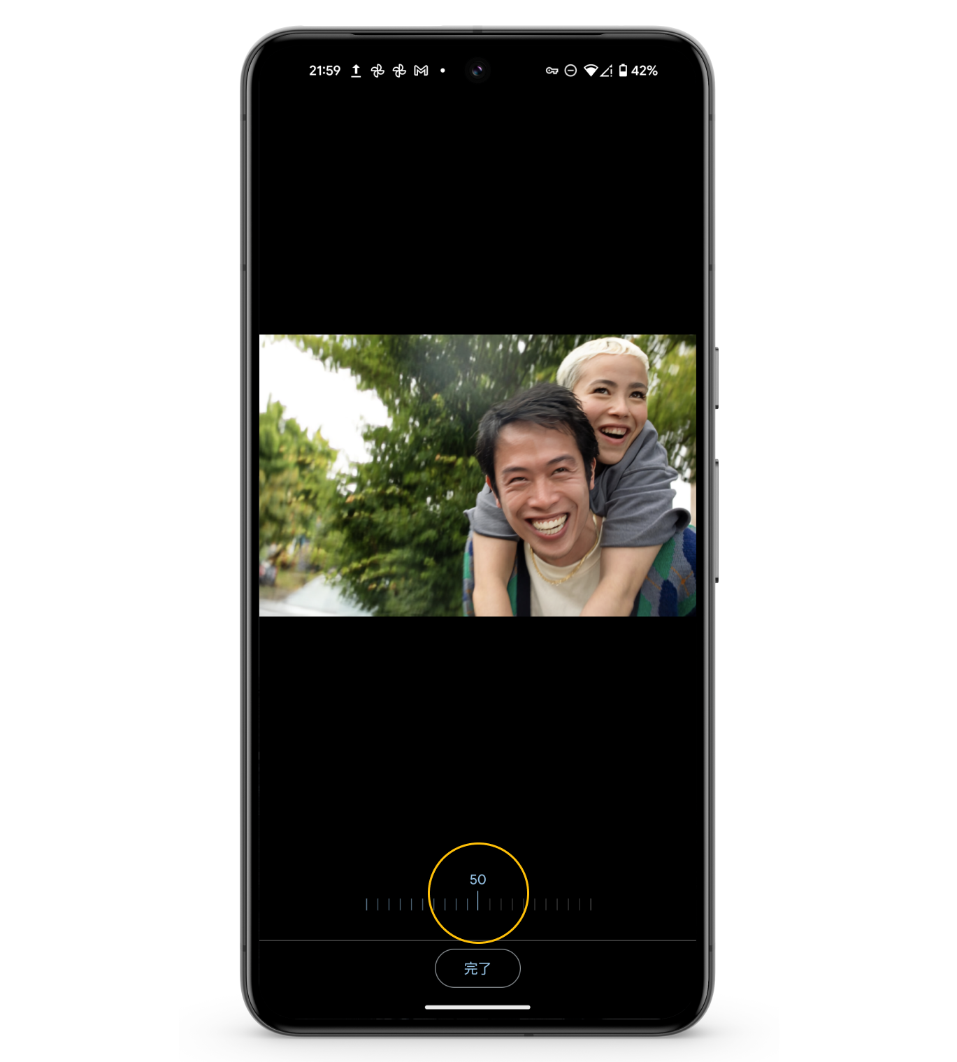 Google フォトアプリでのボケ補正の利用方法。画面下部のスライダーを左右に動かして、0 〜 100 の間で補正の度合いを調節できる