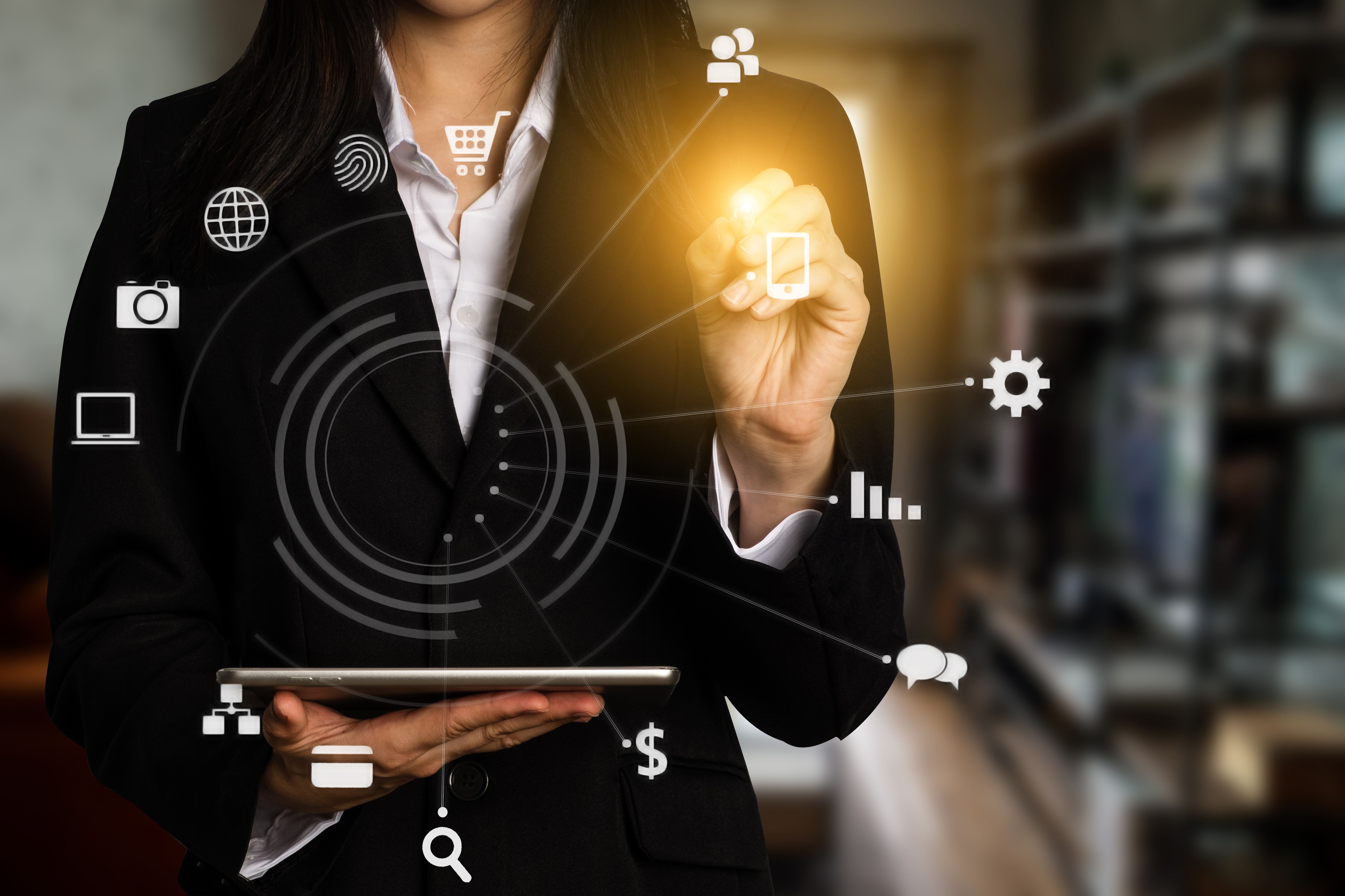 digital-marketing-media-in-virtual-icon-globe-shape-business-open-his-hand-working-touch-screen t20 E41LpK