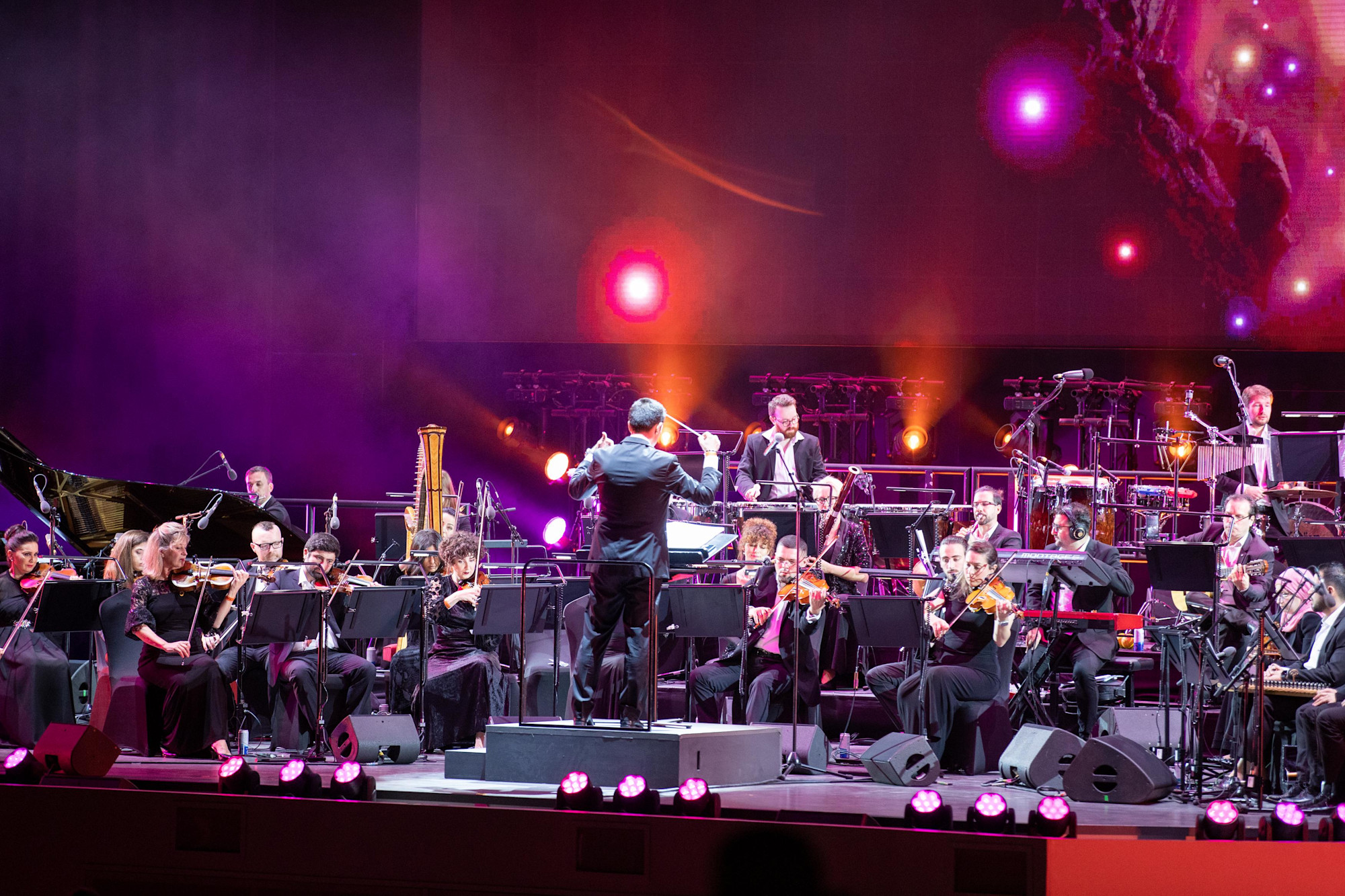 Ihab Darwish performs with the Arabian Philharmonic at Dubai Millennium Amphitheatre m51951