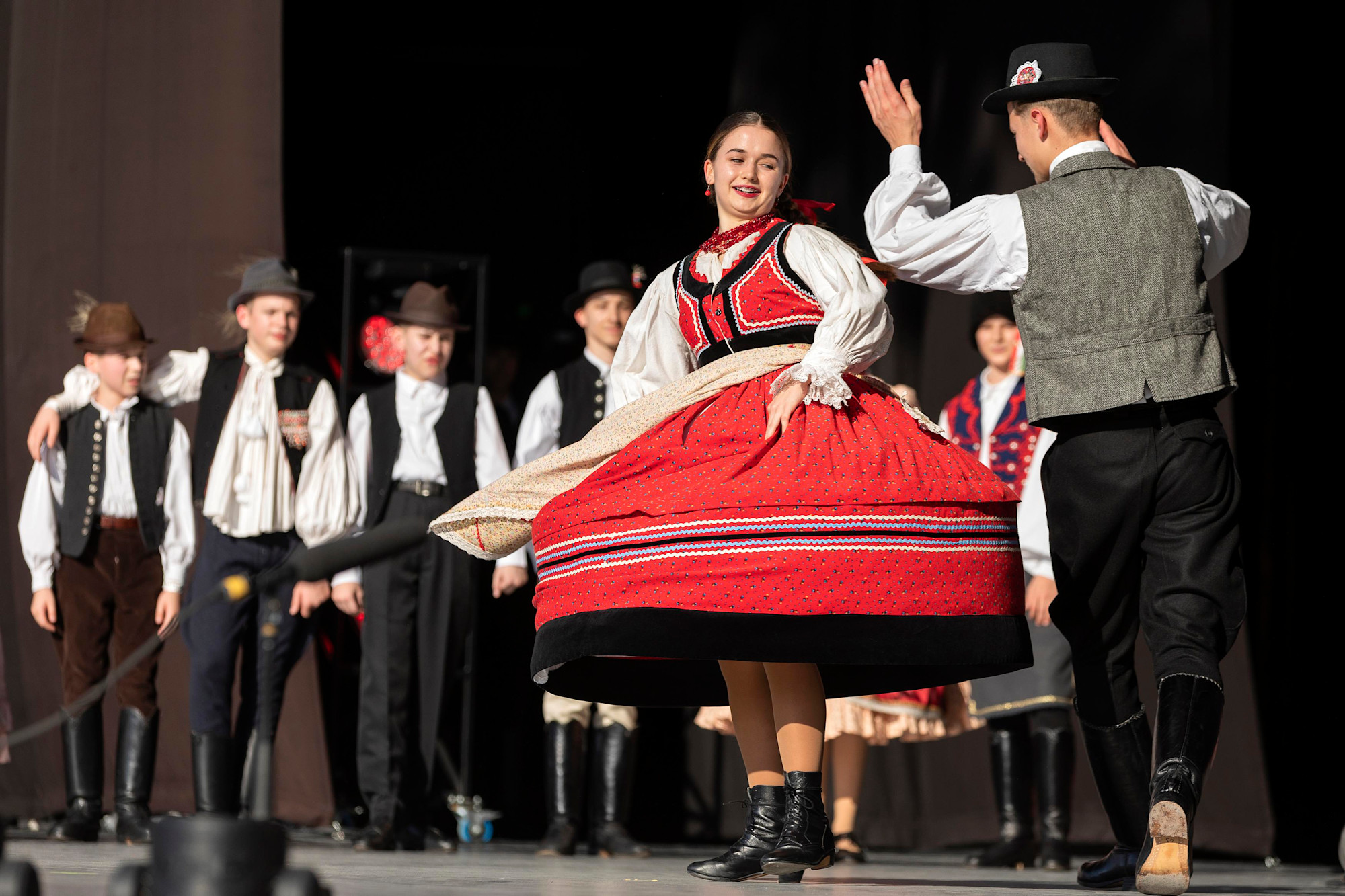 The “Örökség” National Children and Youth Folk Heritage Association Hungary at Dubai Millennium Amphitheatre m37341