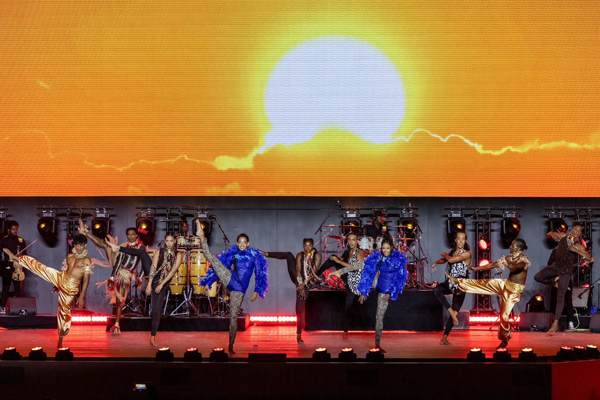Sun is Energy performance at Dubai Millennium Amphitheatre m64225