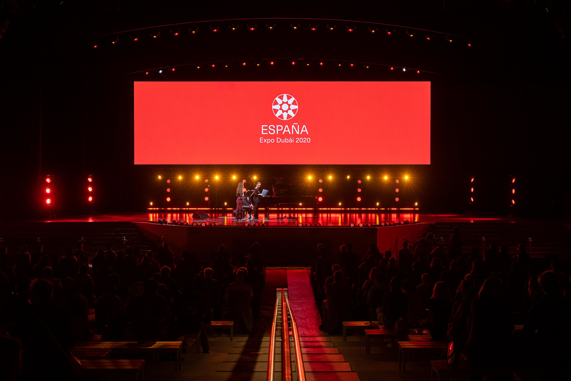 Lina Tur and Alba Ventura perform at Dubai Millennium Amphitheatre m49774