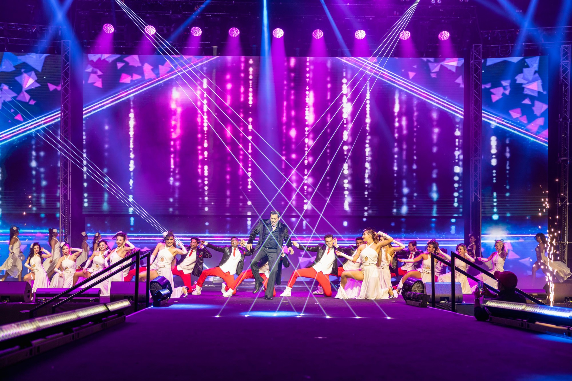Salman Khan performs during Da-Bangg, The Tour Re-Loaded performance at DEC Arena m55608