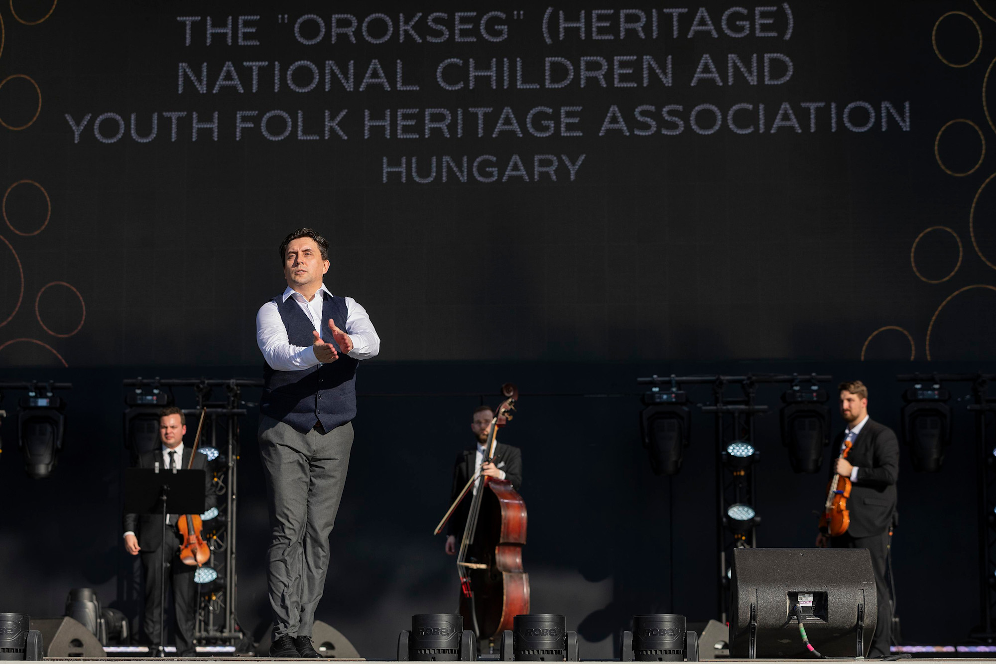 The “Örökség” National Children and Youth Folk Heritage Association Hungary at Dubai Millennium Amphitheatre m37343