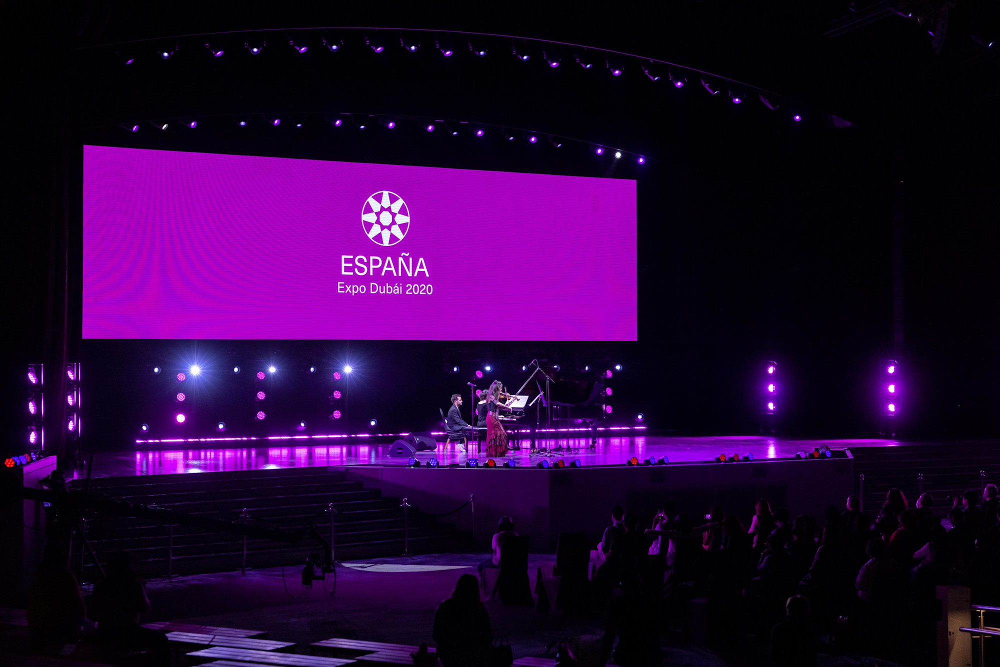 Lina Tur and Alba Ventura perform at Dubai Millennium Amphitheatre m49780