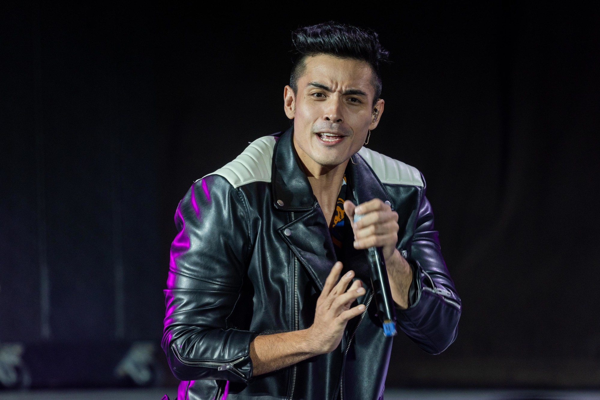 Xian Lim performs during the Stronger Together GMA Pinoy TV concert at Dubai Millennium Amphitheatre m71287
