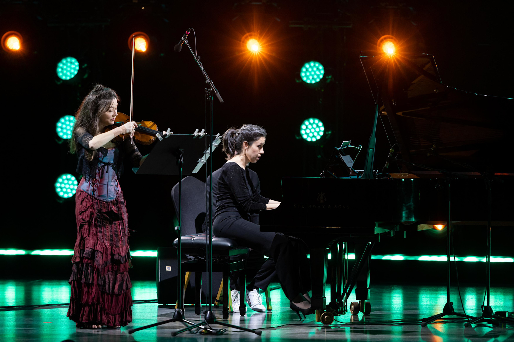 Lina Tur and Alba Ventura perform at Dubai Millennium Amphitheatre m49775