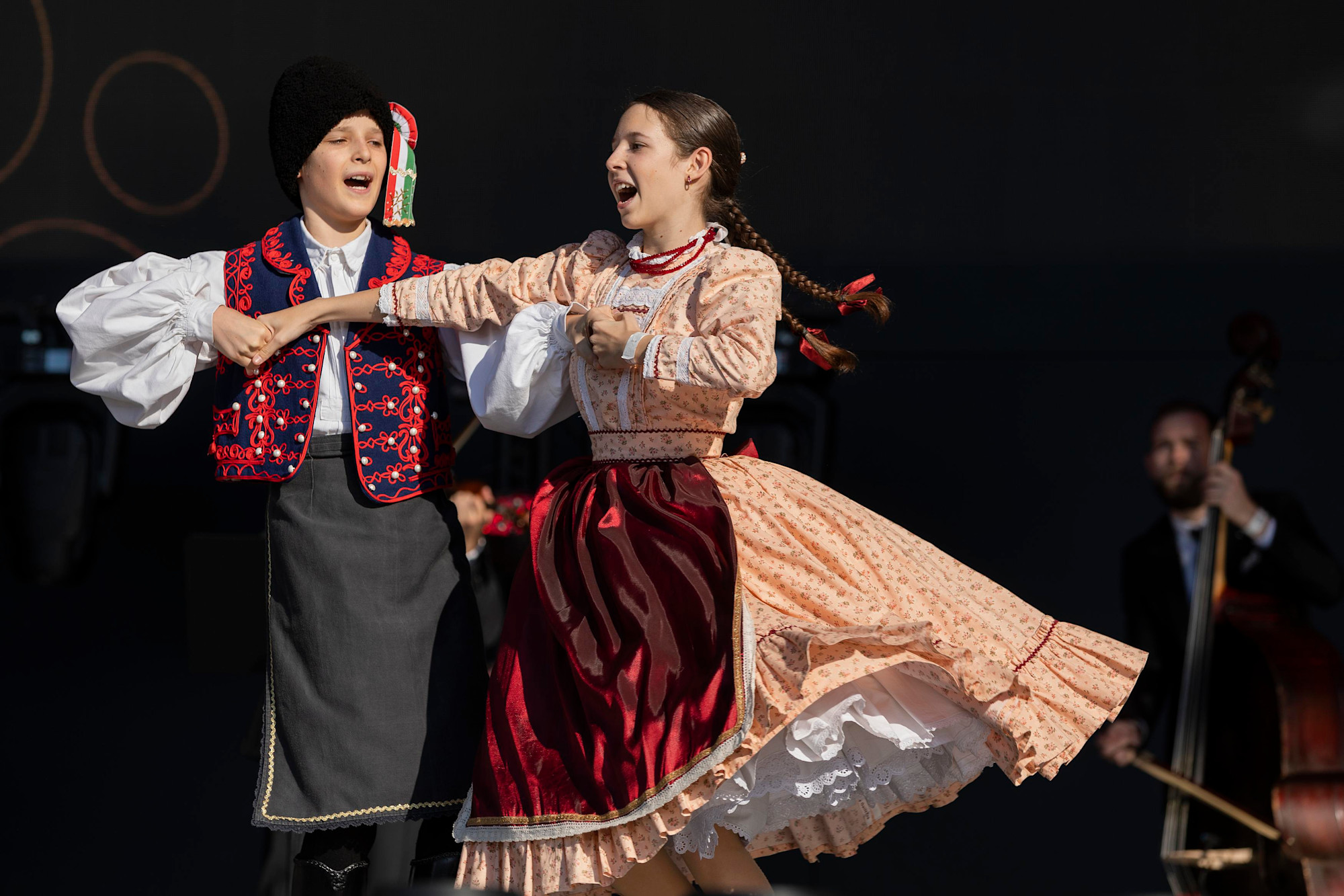 The “Örökség” National Children and Youth Folk Heritage Association Hungary at Dubai Millennium Amphitheatre m37339