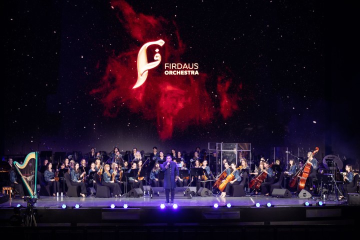 Firdaus Orchestra with Indian film composer AR Rahman m6083