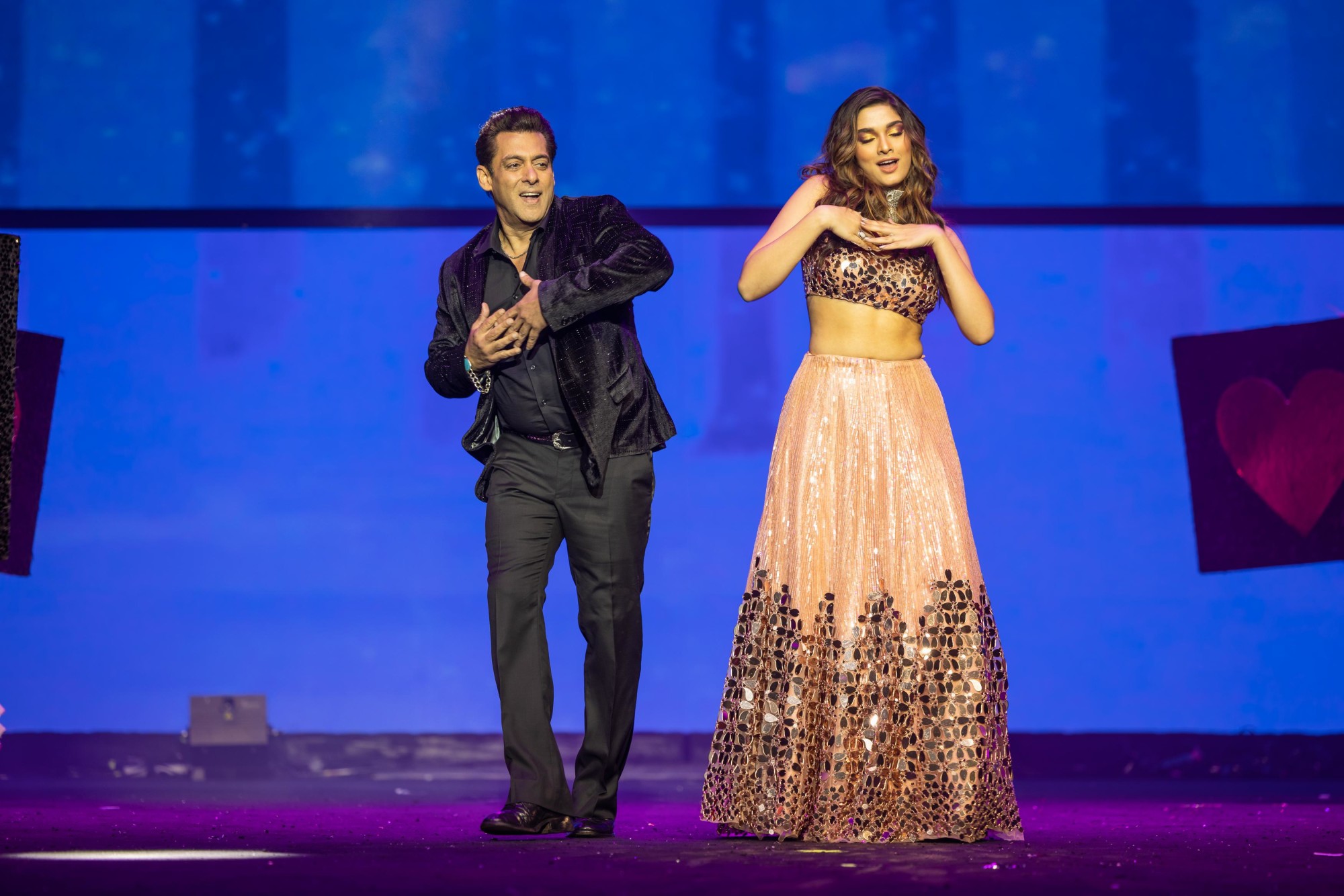 Salman Khan and Saie Manjrekar perform during Da-Bangg, The Tour Re-Loaded performance at DEC Arena m55619