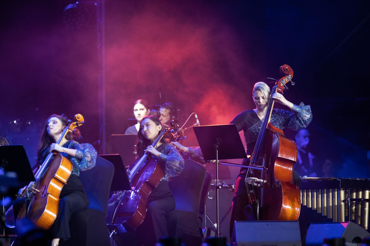 Firdaus Orchestra with Indian film composer AR Rahman m6094