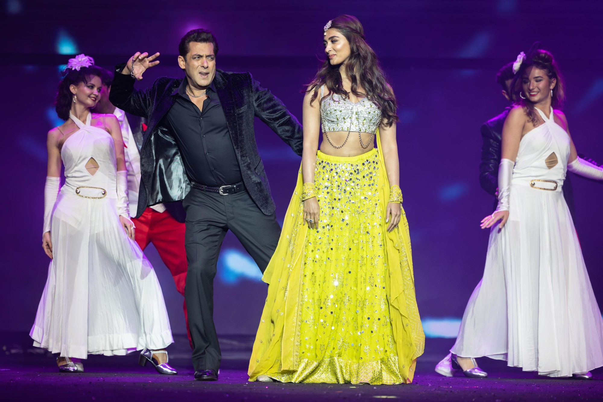 Salman Khan and Pooja Hegde perform during Da-Bangg, The Tour Re-Loaded performance at DEC Arena m55621