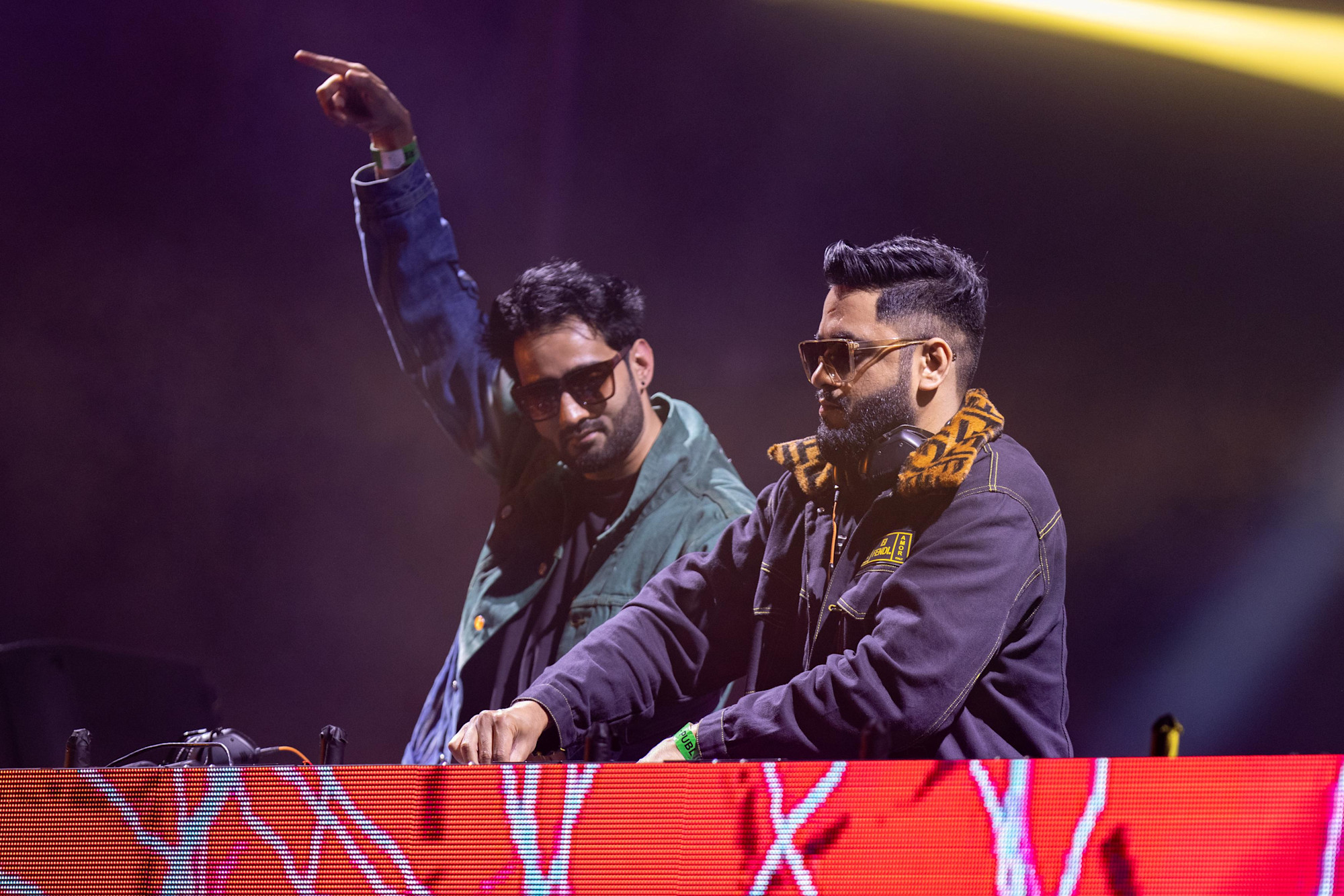 Progressive Brothers DJ perform at Jubilee Stage m25215