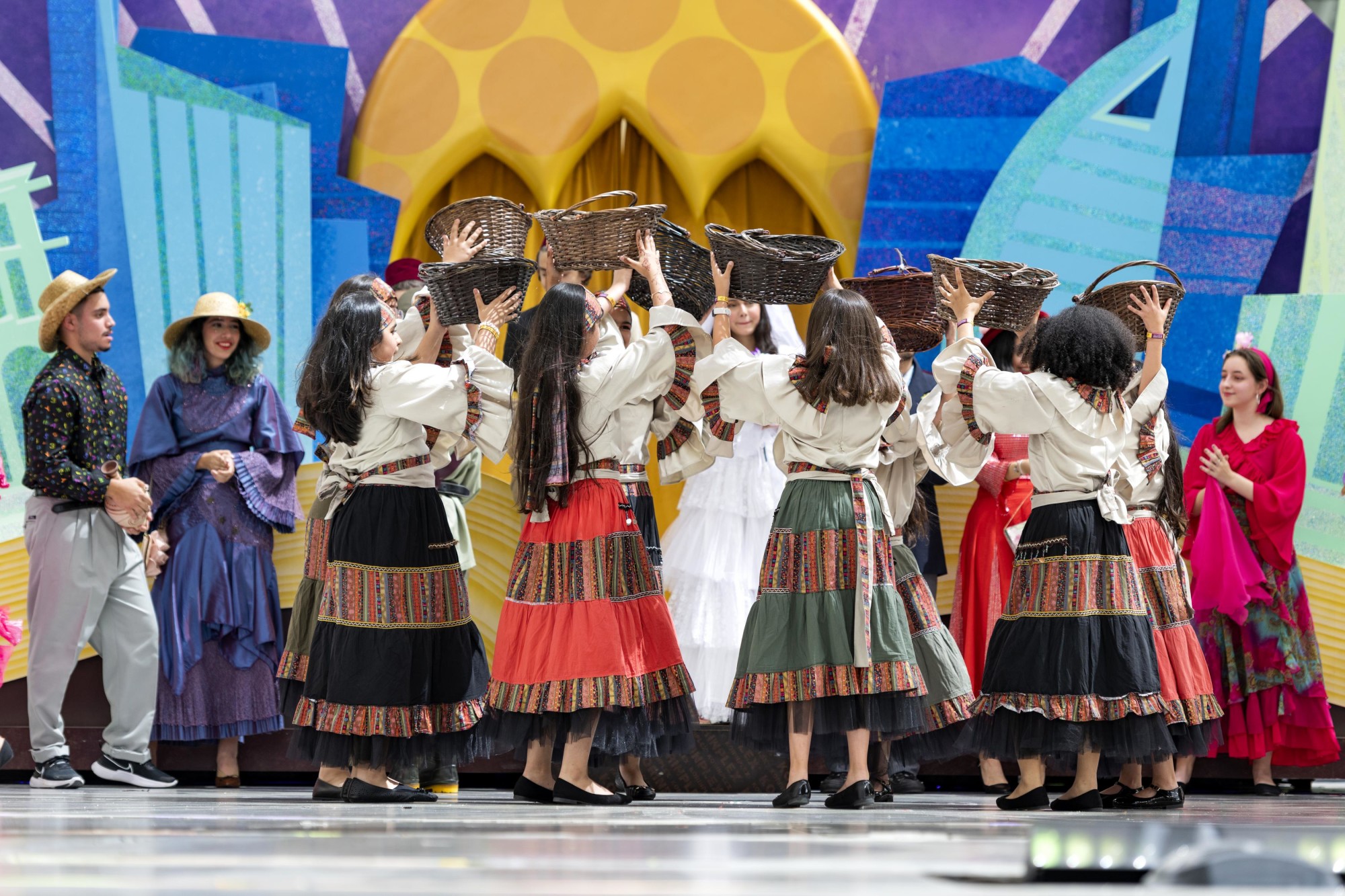 Al Mawakeb Al Khawaneej, Dubai perform during Expo Young Stars at Al Wasl m67855
