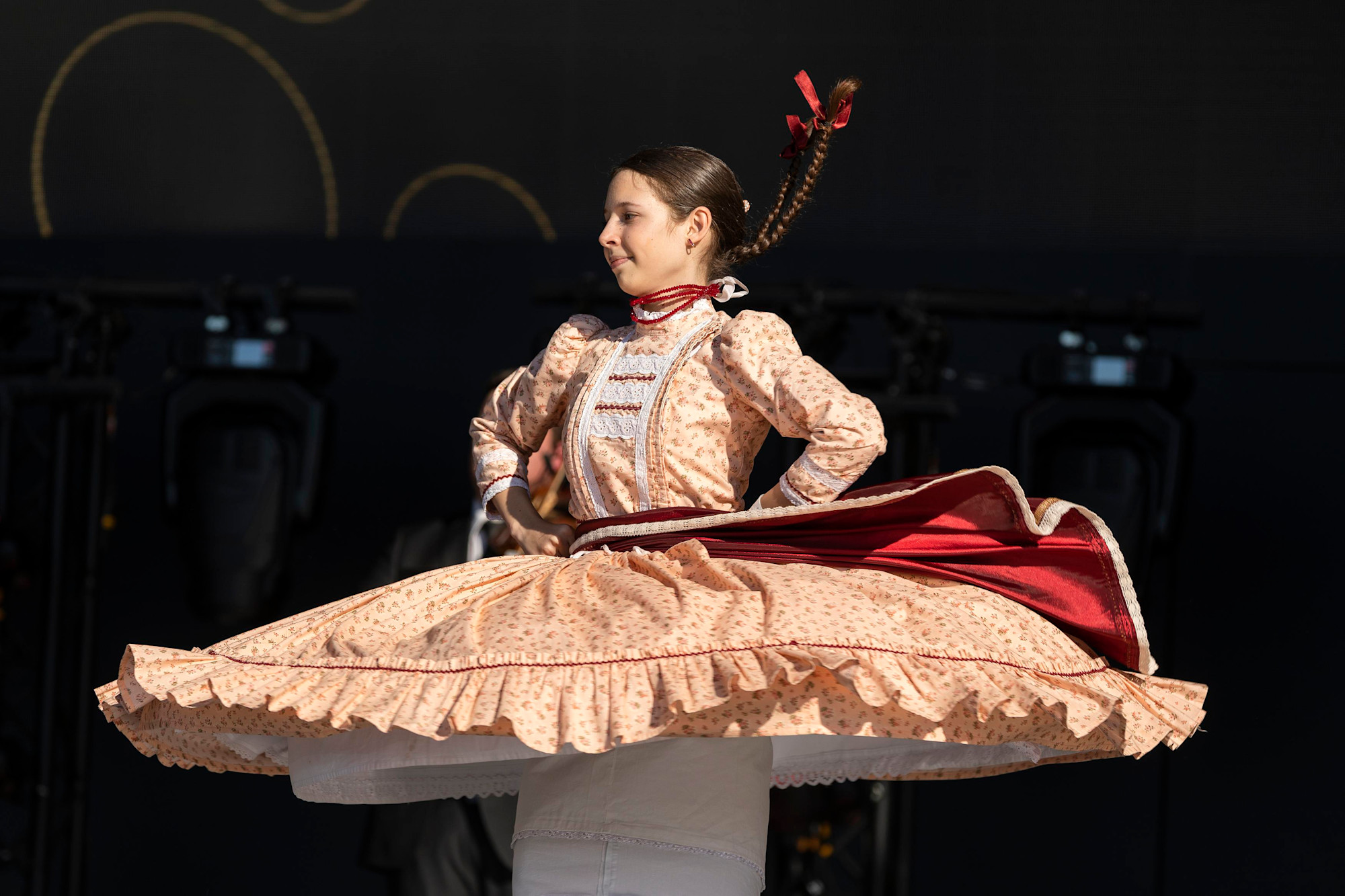 The “Örökség” National Children and Youth Folk Heritage Association Hungary at Dubai Millennium Amphitheatre m37327