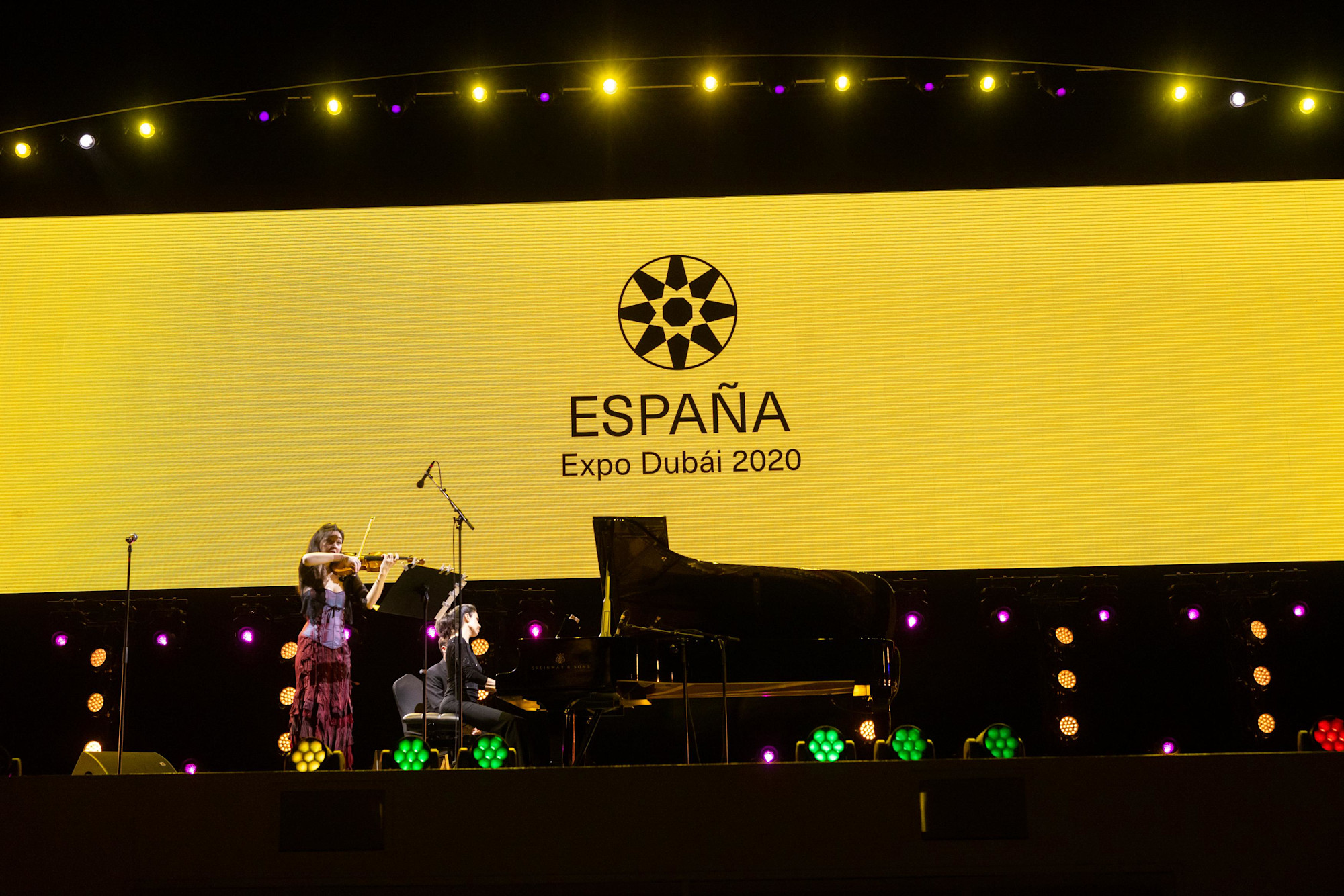 Lina Tur and Alba Ventura perform at Dubai Millennium Amphitheatre m49778