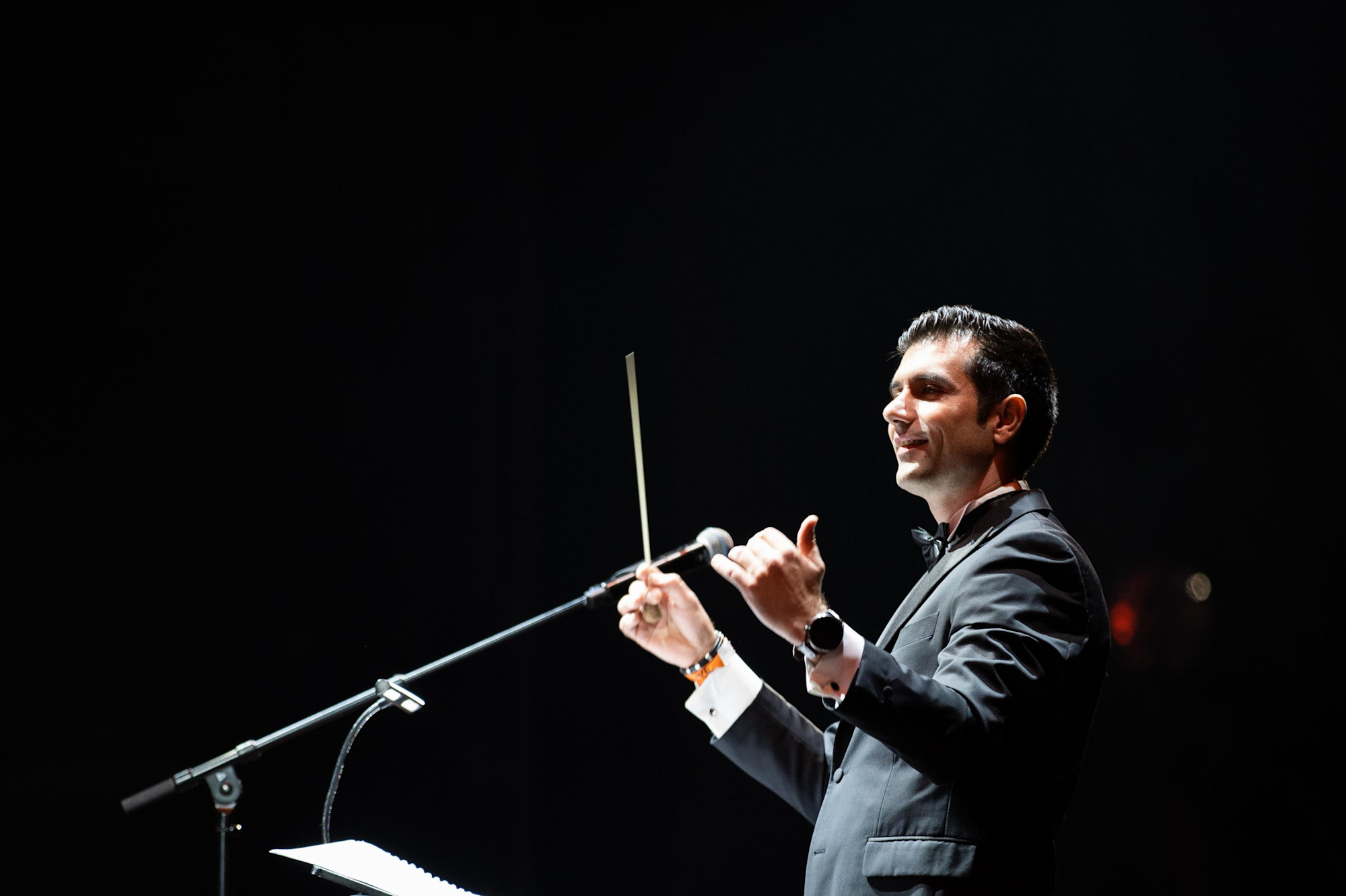 Ihab Darwish performs with the Arabian Philharmonic at Dubai Millennium Amphitheatre m51948