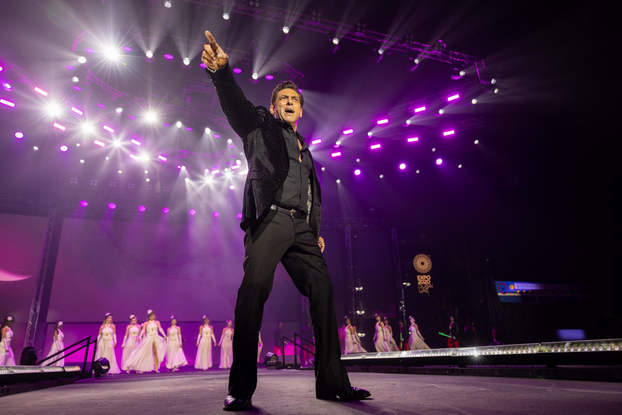 Salman Khan performs during Da-Bangg, The Tour Re-Loaded performance at DEC Arena m55592