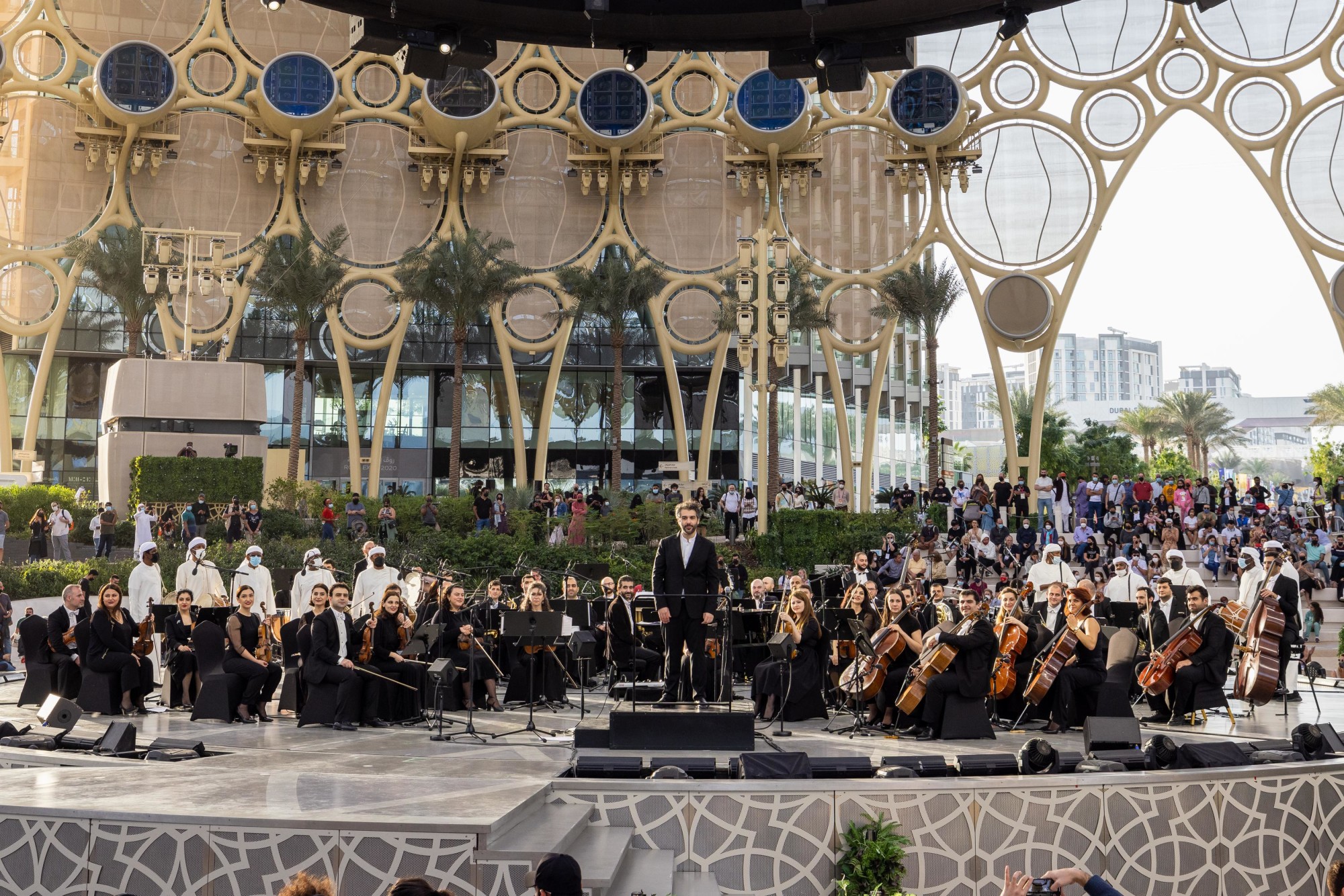 A group photo of the Armenian State Symphony Orchestra and the Emirati Welcome Group at Al Wasl m40447