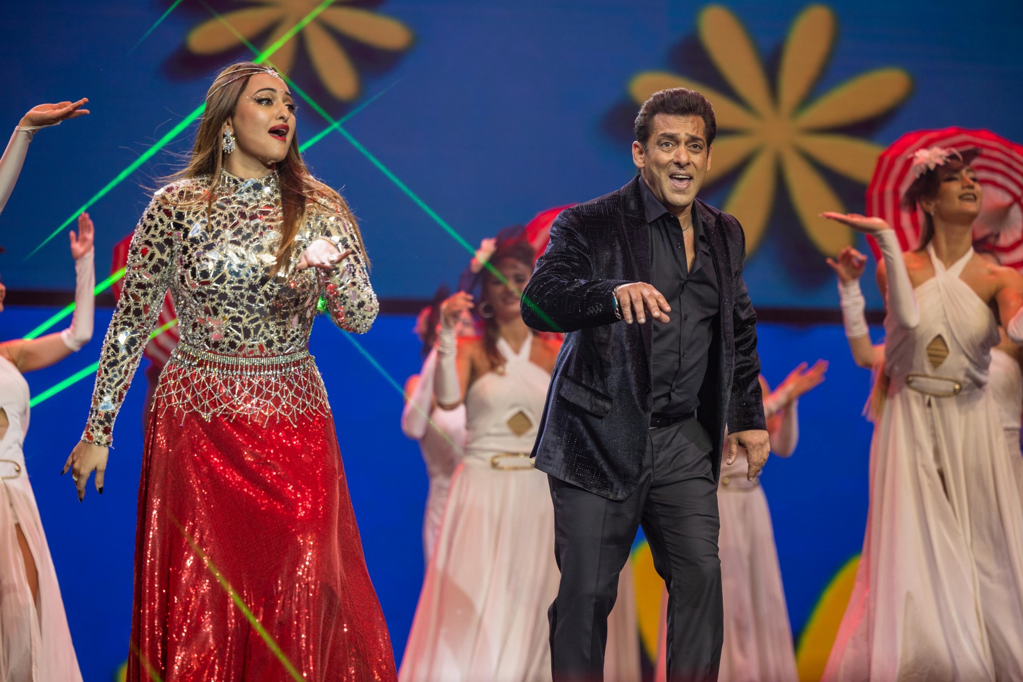 Salman Khan and Sonakshi Sinha perform during Da-Bangg, The Tour Re-Loaded performance at DEC Arena m55623