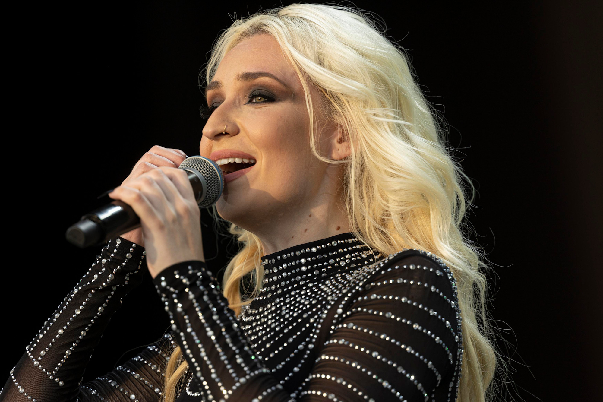 Luiza Winck performs at Dubai Millennium Amphitheatre m68570