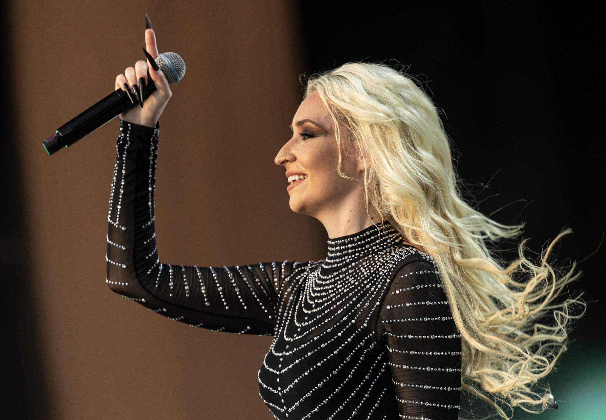 Luiza Winck performs at Dubai Millennium Amphitheatre m68573