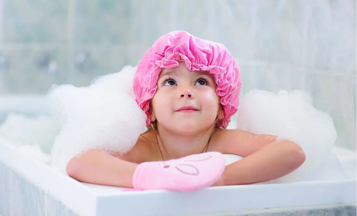 Nino sonriendo a la hora del bano