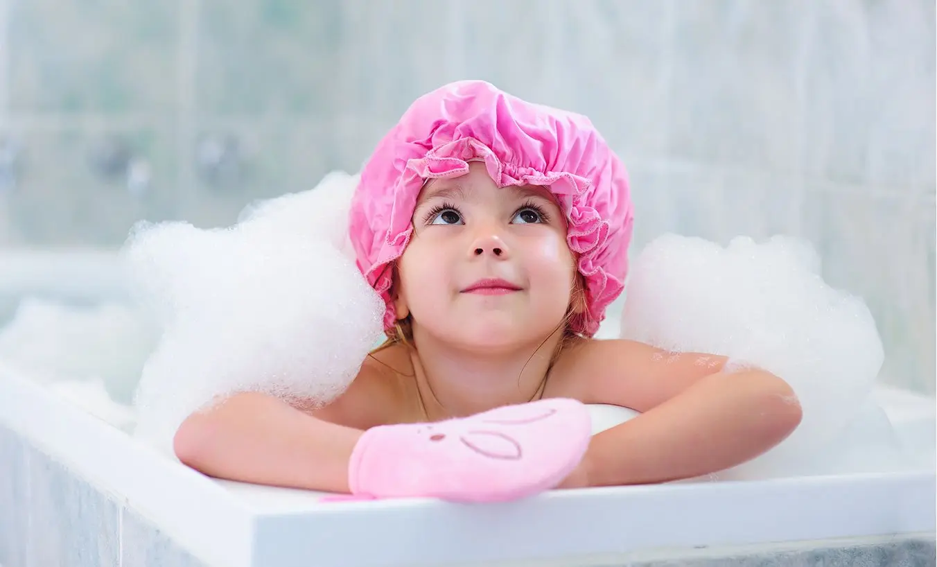 Nino sonriendo a la hora del bano