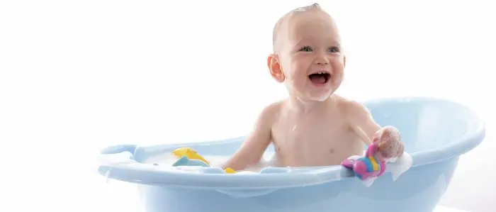 Bebe sonriendo en tina