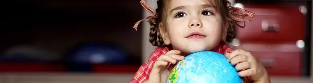 nina sosteniendo globo de la tierra