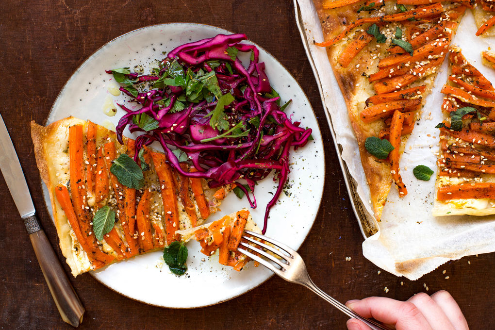 Karotten-Tarte mit Sesam und orientalischem Krautsalat