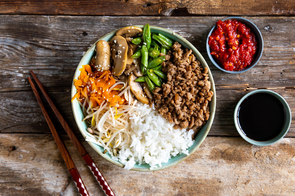 Wokgemüse und Faschiertes in asiatischer Reisschale