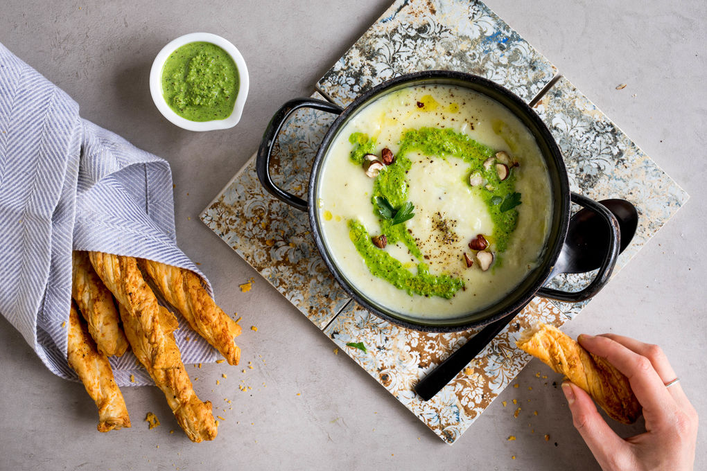 Karfiol-Lauch-Suppe mit Haselnusspesto und Käsestangerl