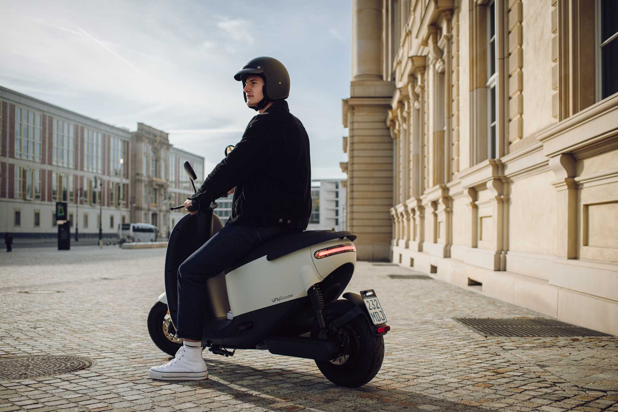 unu pro matte white scooter in Dresden 