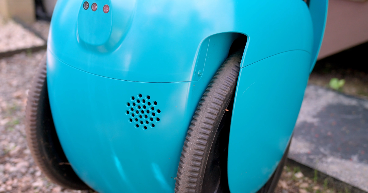 Close-up of rapid blue gitaplus's speaker