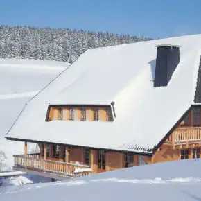 Haus mit eingeschneitem Dach
