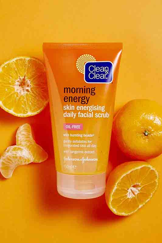 CLEAN & CLEAR® Morning Energy Skin Energising Daily Facial Scrub image 2