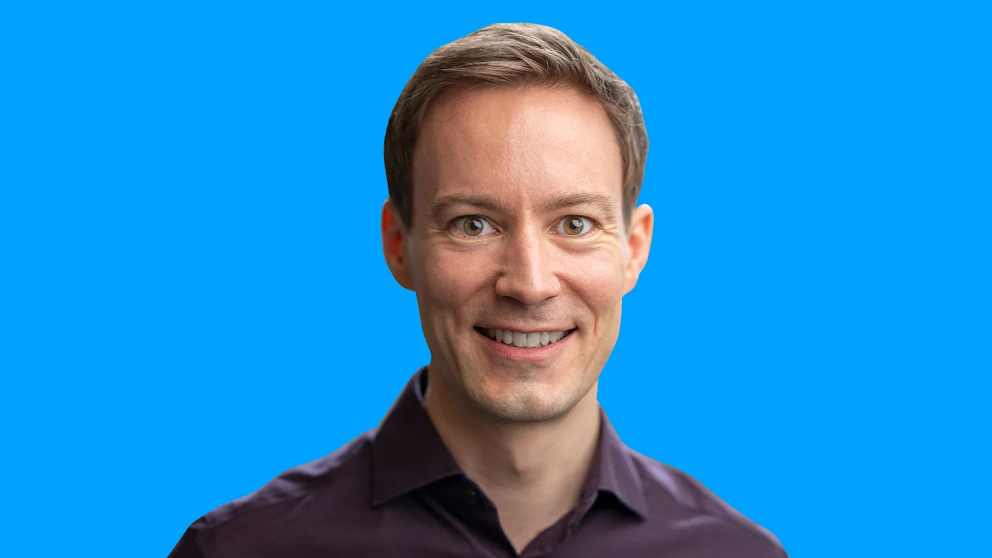 sascha_haubner_headshot_article_background