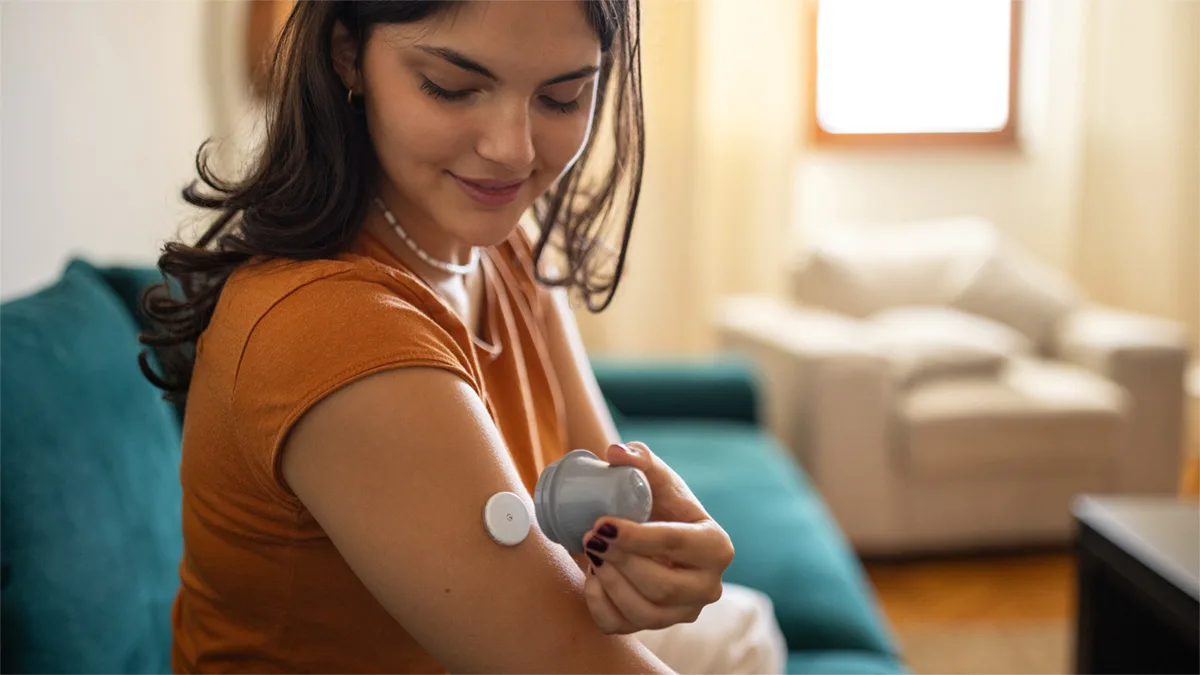 thumbnail-Woman-applying_glucose-sensor-GTY 1871099613