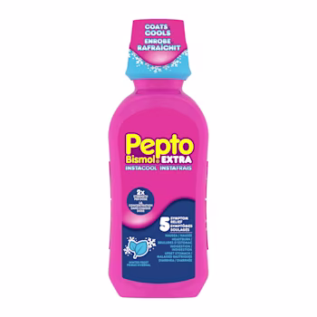 Un rose bouteille de Pepto-Bismol Ultra Instacool liquide medication, présentant bleu branding et un "Winter Frost" saveur étiquette.