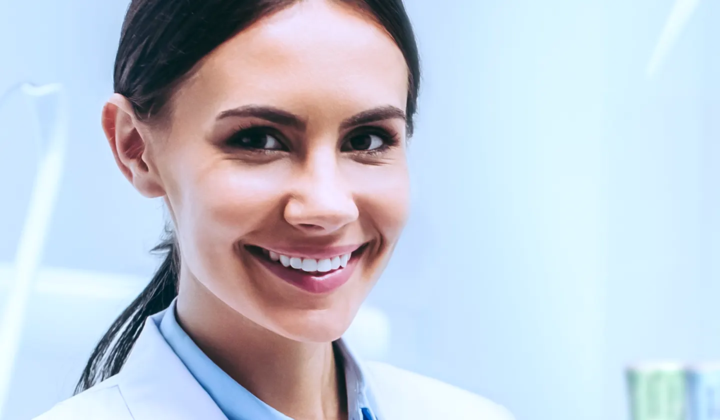 Wizerunek uśmiechniętego stomatologa w gabinecie