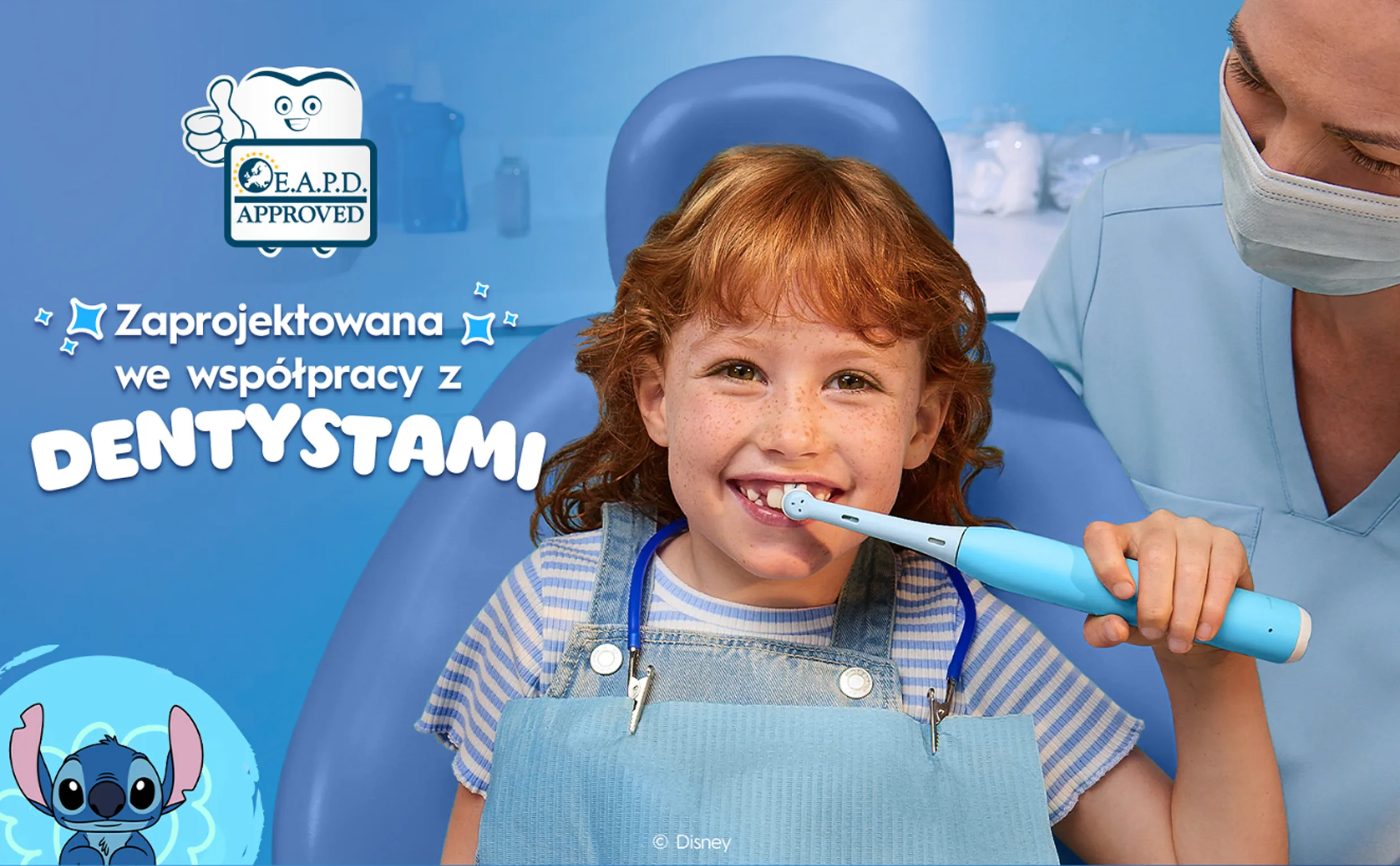Logo EAPD; Stitch i uśmiechnięte dziecko na fotelu dentystycznym używające iO Kids 6+ z dentystą. 