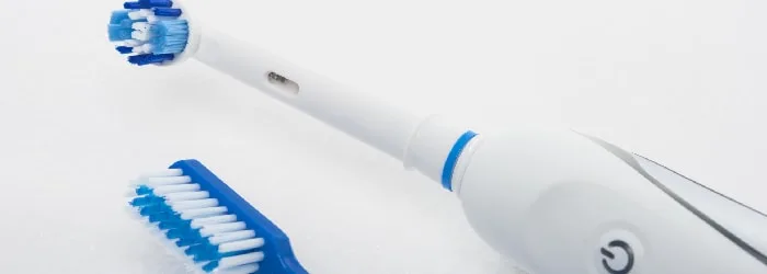 Szczoteczka manualna a elektryczna: O czym warto wiedzieć