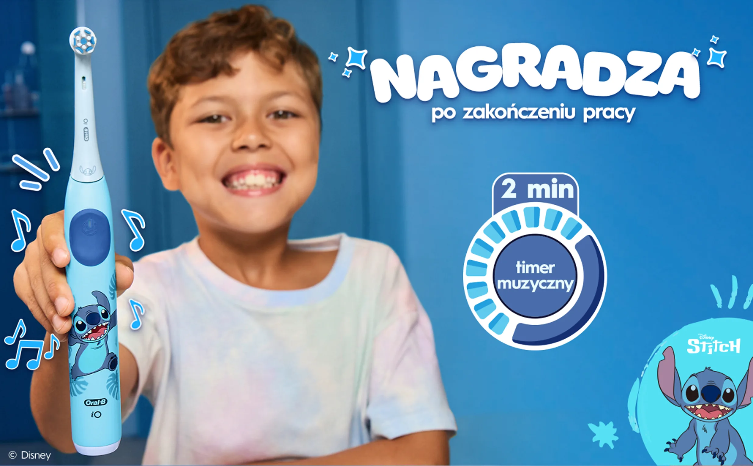 Uśmiechnięte dziecko trzymające iO Kids 6+, ikony muzyczne, Stitch w rogu. 