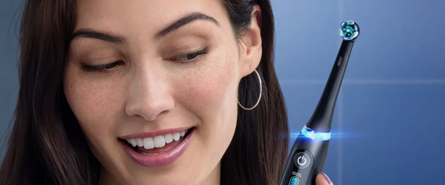 Imagem de uma mulher a segurar numa escova de dentes elétrica Oral-B iO