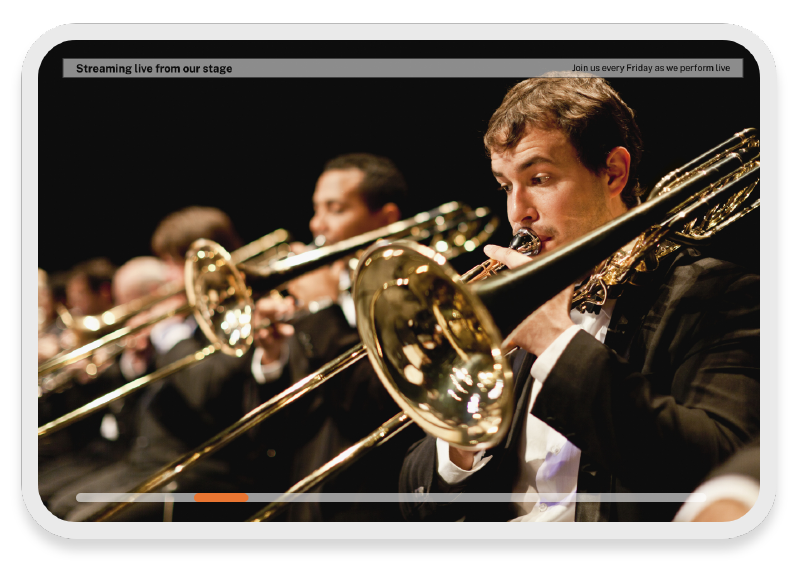 Flux vidéo d'un concert de musique en direct sur l'écran d'une tablette