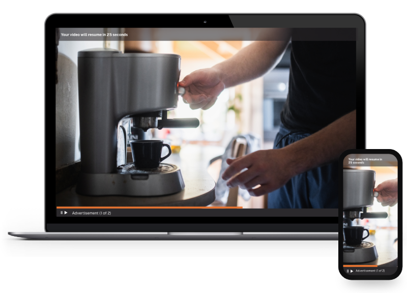 Eine Videoanzeige für Kaffee wird auf einem Tablet und Smartphone wiedergegeben.
